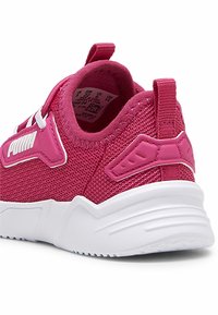 Růžová sportovní bota s síťovaným svrškem, bílými akcenty a texturovanou gumovou podrážkou. Obsahuje poutko na patě pro snadné obouvání.