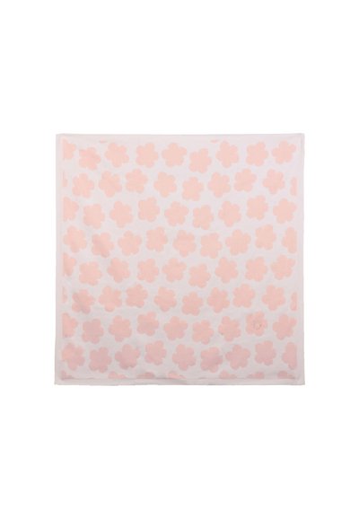 Coperta in cotone con una consistenza morbida, caratterizzata da uno sfondo bianco e motivi floreali rosa distribuiti uniformemente sulla superficie.