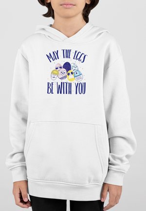 Hvid hoodie med en frontlomme, der har et grafisk design af tegneseriefigurer og teksten "MAY THE EGGS BE WITH YOU" i marineblå.