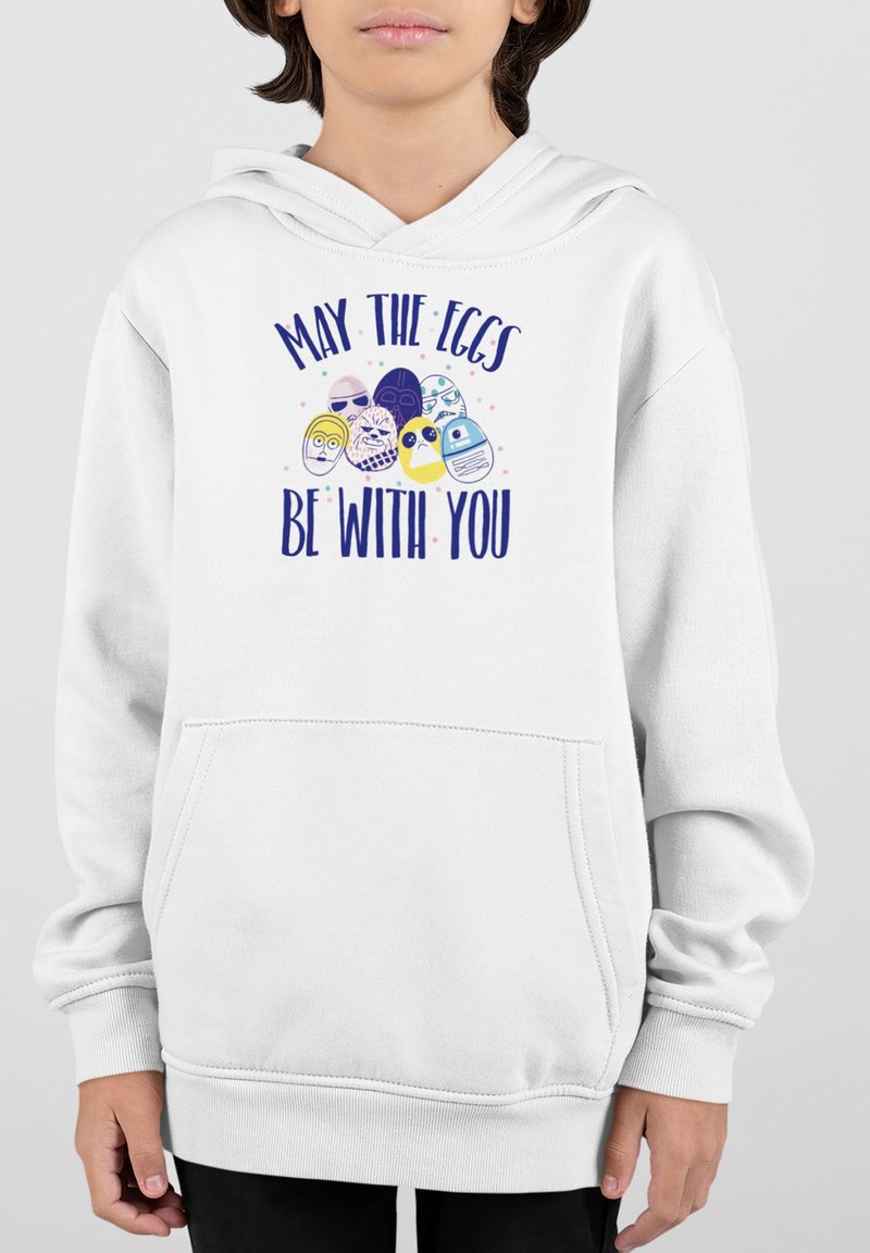 Vit hoodie med en framficka, som har en grafisk design av tecknade karaktärer och texten "MÅ ÄGGEN VARA MED DIG" i marinblå.