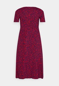 Robe à manches courtes, longueur genou en bleu marine avec un motif à taches rouges. Tissu lisse, corsage ajusté et silhouette légèrement évasée.