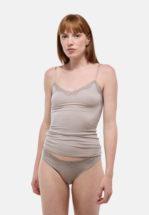 Camisole beige avec bordure en dentelle et bretelles réglables, associée à une culotte assortie agrémentée de dentelle. Tissu doux et extensible avec un motif à pois.