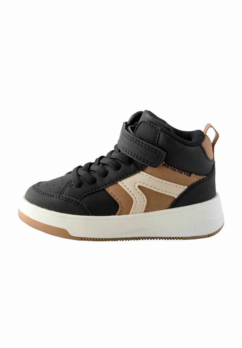 Sneaker montante noir et marron avec un col rembourré, une sangle Velcro et une semelle en caoutchouc avec un motif de bande de roulement texturé.