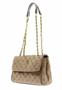 Bolso de mano de ante sintético marrón con cadena dorada para el hombro, cierre de solapa y patrón de logo en relieve. Forma rectangular, textura suave.