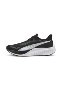 Schwarzer Sportschuh mit einem strukturierten Mesh-Obermaterial, silbernen Akzenten und einer gepolsterten weißen Zwischensohle. Verfügt über eine abgerundete Zehenpartie und eine flache Gummisohle.