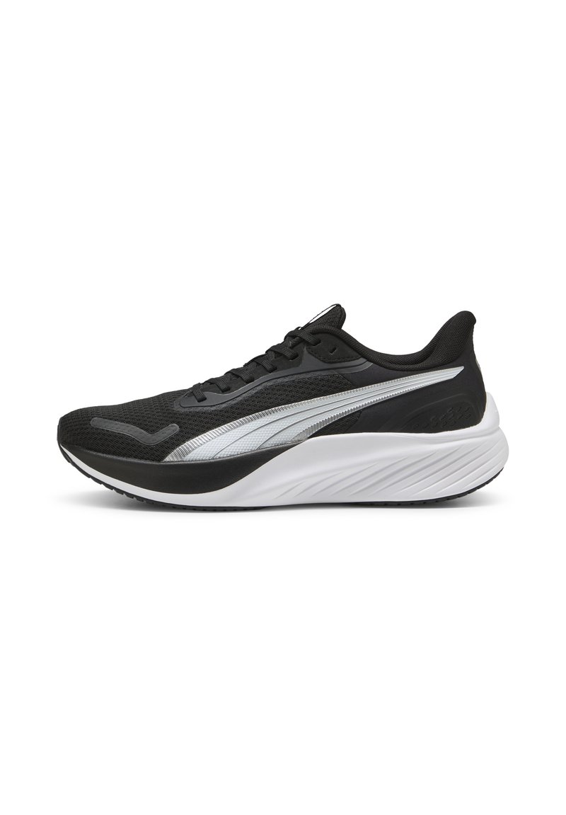 Schwarzer Sportschuh mit einem strukturierten Mesh-Obermaterial, silbernen Akzenten und einer gepolsterten weißen Zwischensohle. Verfügt über eine abgerundete Zehenpartie und eine flache Gummisohle.