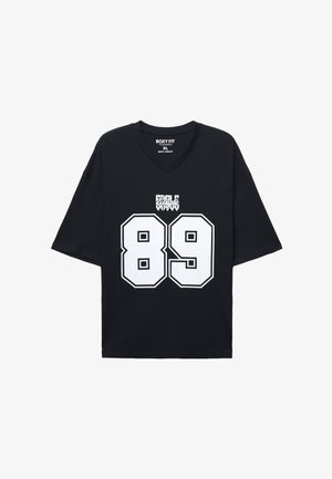 Czarna, luźna koszulka typu t-shirt wykonana z ciężkiej bawełny, z białą grafiką przedstawiającą numer 89 z przodu oraz dekoltem w kształcie litery V.