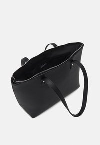 Sac en cuir noir avec fermeture éclair, texture lisse, deux anses et intérieur non doublé avec une petite poche.
