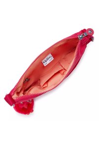 Pochette rosa acceso con chiusura a zip, caratterizzata da un esterno morbido e testurizzato e da una fodera arancione con una piccola tasca interna.
