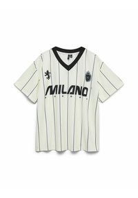Weißes Fußballtrikot mit schwarzen vertikalen Streifen, V-Ausschnitt und kurzen Ärmeln. Mit dem Schriftzug "MILANO" in fetter schwarzer Schrift und einem Löwenemblem.