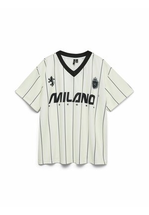 Biały koszulka piłkarska z czarnymi pionowymi paskami, dekoltem w szpic i krótkimi rękawami. Na przodzie napis „MILANO” w pogrubionej czarnej czcionce oraz herb lwa.