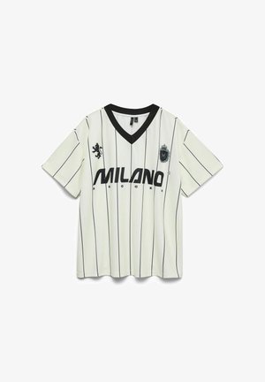 Maglia da calcio bianca con strisce verticali nere, scollo a V e maniche corte. Presenta la scritta "MILANO" in grassetto nero e un emblema di leone.