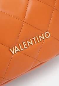 Valentino Bags OCARINA - Rokassoma - zucca