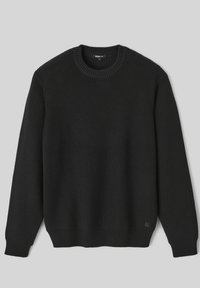 Pull en maille côtelée noire avec un col rond et des manches longues, doté de poignets et d'un ourlet côtelés, ainsi qu'une petite étiquette en bas à gauche.