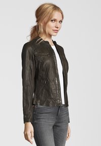 Dunkelgrüne Lederjacke mit figurbetontem Design, Frontreißverschluss und seitlichen Reißverschlusstaschen. Verfügt über einen Stehkragen und eine glatte Oberfläche.