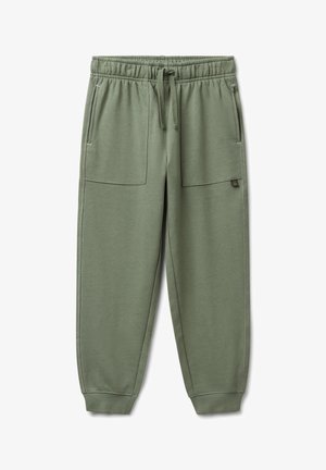 Pantalones jogger verde olivo con cintura elástica, cordón, bolsillos parches frontales, costuras blancas y puños acanalados.