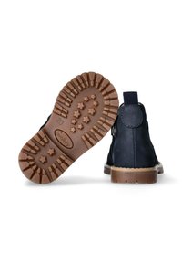 Stivaletti neri per bambini con suole in gomma marrone, mostrati dal retro e dal lato della suola, con un motivo a traccia a forma di stella e un manico sul tallone.
