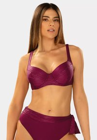 Burgundowa biustonosz bikini z drutem, teksturowanymi paskami i regulowanymi ramiączkami. W zestawie z dopasowanymi spodniami z wysokim stanem z bocznym wiązaniem.