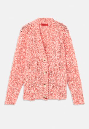 Gebreide cardigan in koraal en crème, met een sjaalkraag, drie knopen en twee voorzakken met een textuurpatroon.