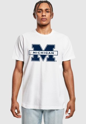 Bílý bavlněný tričko s velkým námořnickým logem "MICHIGAN" a výrazným designem "M". Krátké rukávy, kulatý výstřih, volný střih.