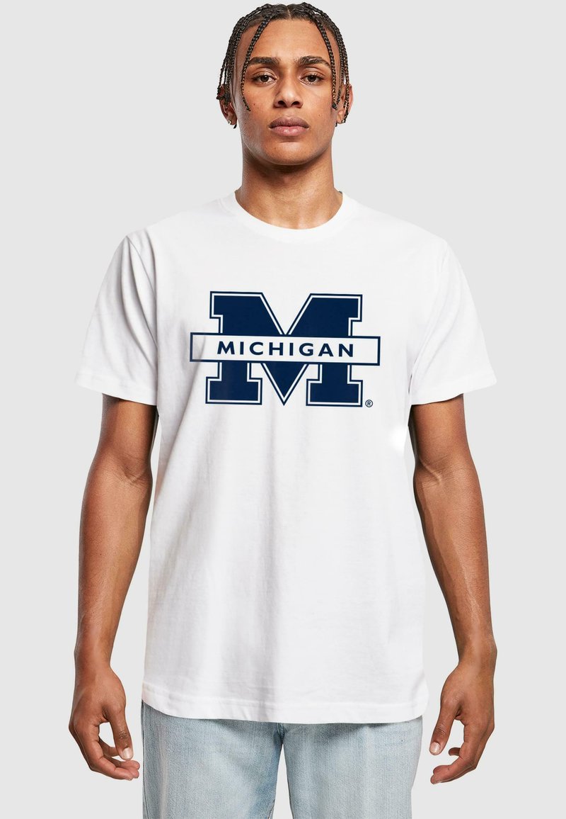 Bílý bavlněný tričko s velkým námořnickým logem "MICHIGAN" a výrazným designem "M". Krátké rukávy, kulatý výstřih, volný střih.
