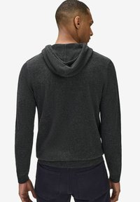 Mörkgrå luva i lätt tyg, med dragsko i huvan, långa ärmar, ribbade muddar och en något kortare passform.