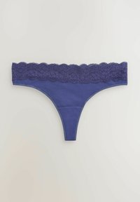 Paarse string met kant tailleband met golvende randen. Gemaakt van zachte, gladde stof met een naadloos ontwerp. Geen zichtbare hardware-details.