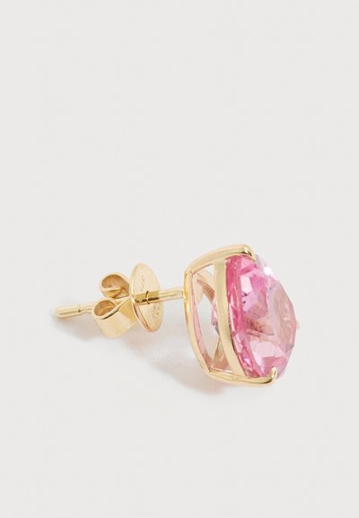 Χρυσό σκουλαρίκι καρφί με μεγάλο στρογγυλό ροζ πολύτιμο λίθο που κρατιέται από τέσσερα στηρίγματα, εμφανίζεται σε απλό λευκό φόντο.