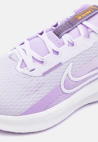 Nike Performance DOWNSHIFTER 13 - Chaussures de running sur route - barely grape/white/lilac bloom/lilac/sundial