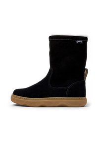 Svart semsket mid-calf støvel med lysebrun gummisåle, trekkflik på hælen og et lite Camper-merke nær den øverste kanten.