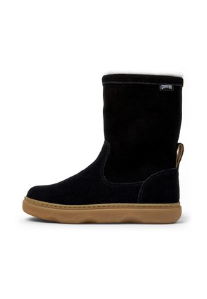 Botte mi-mollet en daim noir avec semelle en caoutchouc beige, tirette au niveau du talon et petite étiquette de la marque Camper près du bord supérieur.