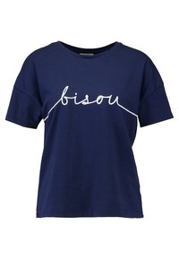 Námořnická modrá tričko s krátkým rukávem se bílým vyšitým textem "bisou" napříč hrudníkem v kurzívě.