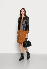 TOM TAILOR DRESS TIRED AND PRINTED - Vestido de dia - brown leaf design