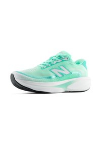 Ανοιχτοπράσινο αθλητικό παπούτσι New Balance με λευκή και μαύρη σόλα, επάνω μέρος από δίχτυ και σχεδιασμό με κορδόνια, εμφανίζεται από πλάγια γωνία.