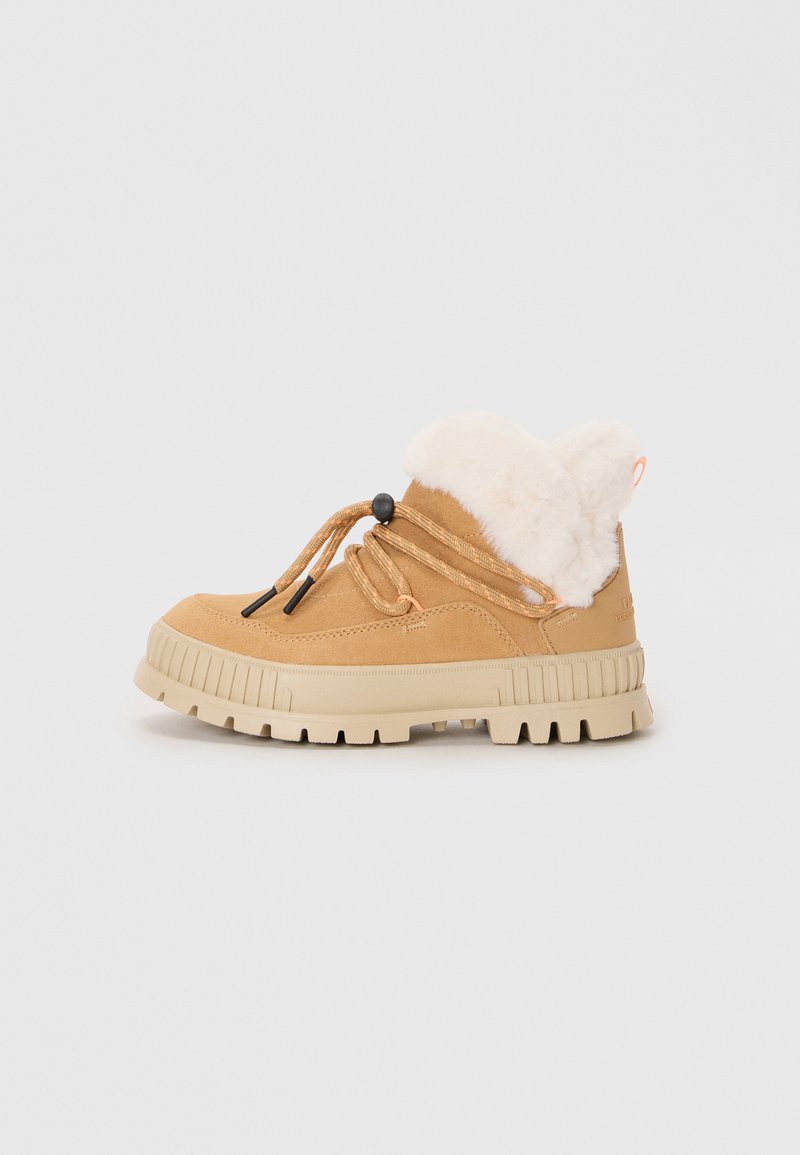 Gli stivali alla caviglia in suede marrone presentano un colletto in pelliccia sintetica, lacci regolabili e una suola in gomma beige spessa con un motivo testurizzato.