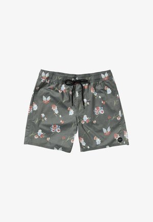 Grønne blomstrede badeshorts har en snoreliv, letvægtsmateriale og et mønster af sommerfugle og blomster i blå, rød og hvid.
