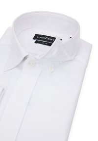 Biała slim-fit koszula wykonana z bawełny. Posiada kołnierzyk w kształcie ostrego punktu, z przodu zapięcie na gładkie guziki oraz miękką teksturę.