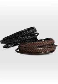 Geflochtene Lederarmbänder in Schwarz und Braun, die eine glatte Textur und kreisförmige Form zeigen, mit detaillierten Webmustern.