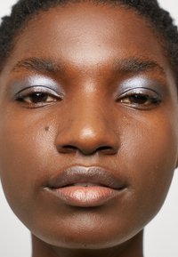 KIKO Milano WATER EYESHADOW 18 - Luomiväri - 229 pearly gray