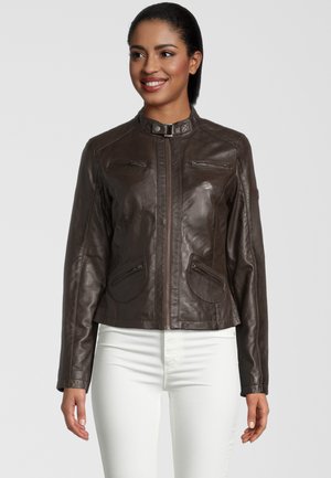 Braune Lederjacke mit Stehkragen, vorderem Reißverschluss und zwei aufgesetzten Brusttaschen mit Reißverschluss. Verfügt über abgerundete Fronttaschen und eine glatte Textur.
