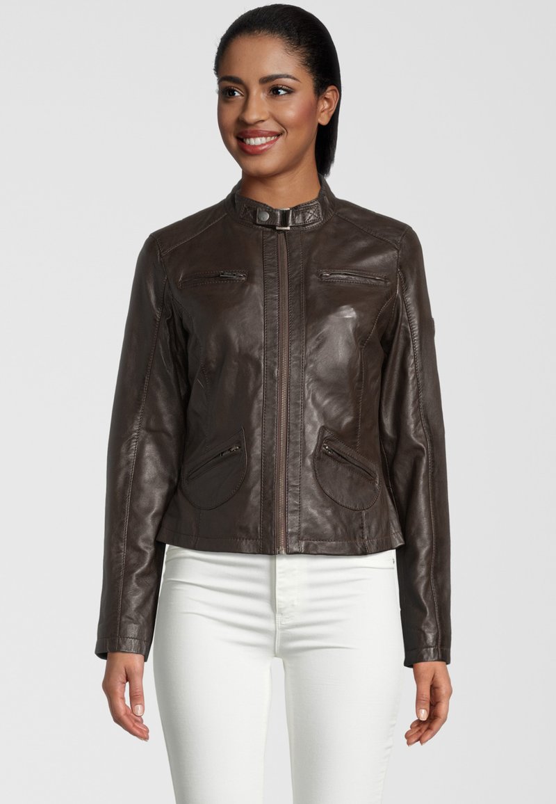 Bruine leren jas met een staande kraag, voorkeursrits en twee ritszakken op de borst. Voorzien van ronde voorzakken en een soepele textuur.