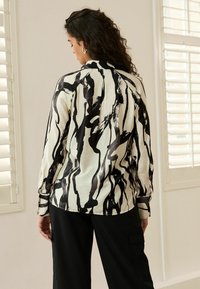 Next WITH HARDWEAR BUTTONS  - Nööpidega pluus - monochrome abstract print