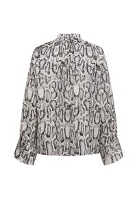 Schwarze und weiße Schlangenprint-Bluse mit hohem Kragen, langen Ärmeln und gerafften Manschetten; leichtes Gewebe mit glatter Textur.