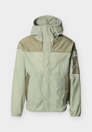 Ανοιχτό πράσινο μπουφάν με υφή. Διαθέτει κουκούλα, ελαστικές μανσέτες, πλαϊνές τσέπες και σκουροπράσινες λεπτομέρειες σε πανέλους στους ώμους.