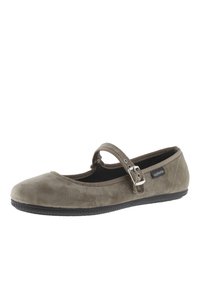 Bailarina plana de terciopelo gris con correa y detalle de hebilla, puntera redondeada y suela de goma negra texturizada.