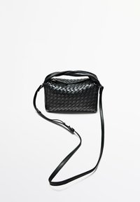 Borsa a tracolla in pelle intrecciata nera con forma rettangolare, dotata di manico superiore e tracolla removibile. Texture liscia e chiusura con cerniera.