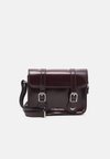 7" VEGAN SATCHEL - Sac bandoulière - cherry red oxford rub off