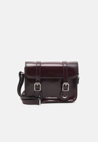 Dr. Martens - 7" VEGAN SATCHEL   - Borsa a tracolla - cherry red oxford rub off Immagine in miniatura 1