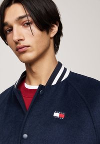Tommy Jeans SOLID - Bombera - dark night navy