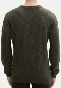 Pull d'un vert olive avec un motif texturé et marbré, col rond, manches et ourlet côtelés, et un léger éclat. Vue arrière présentée.